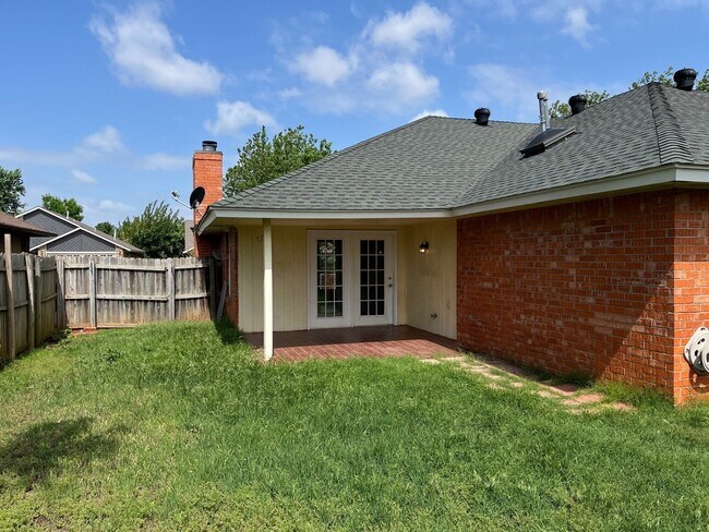 Building Photo - 3 bedroom 2 bath Putnam City Schools