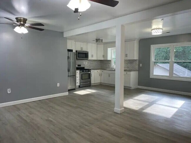 Foto del edificio - Beautifully Updated 2 Bedroom 1 Bathroom Home - Move-In Ready!