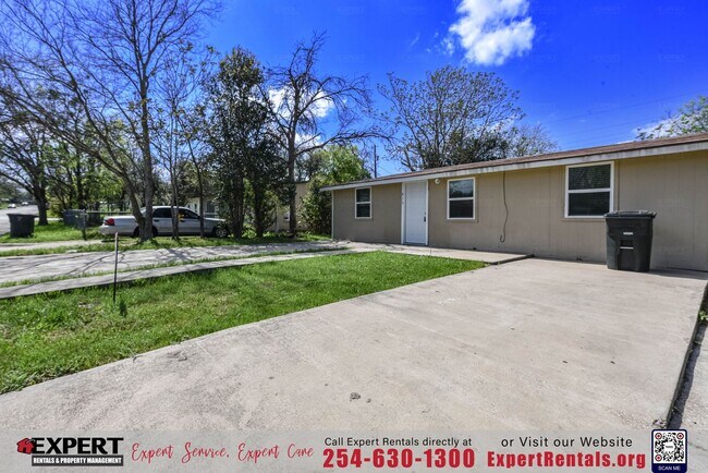 Building Photo - Charming Home Awaits with Style, and Conve...