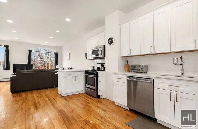 Building Photo - Beautifully renovated 3 three-bed, 2 bath ...