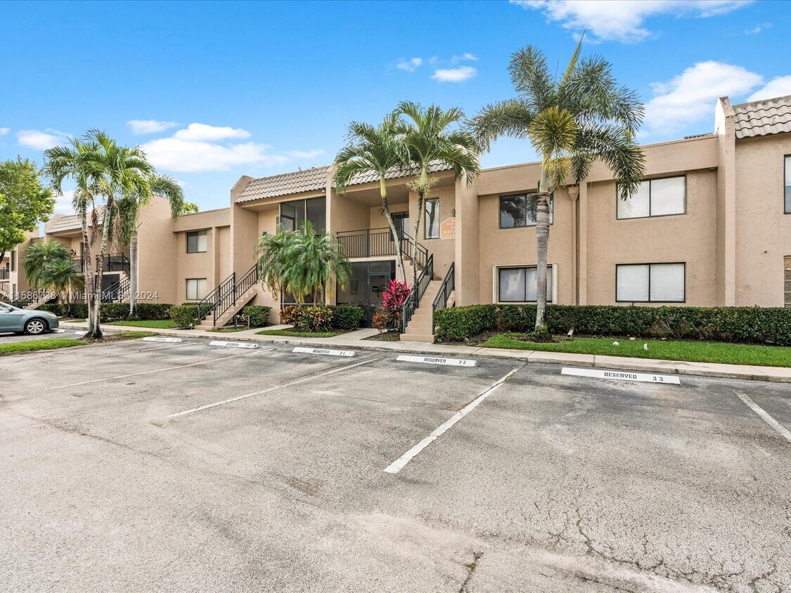 Primary Photo - 370 Racquet Club Rd