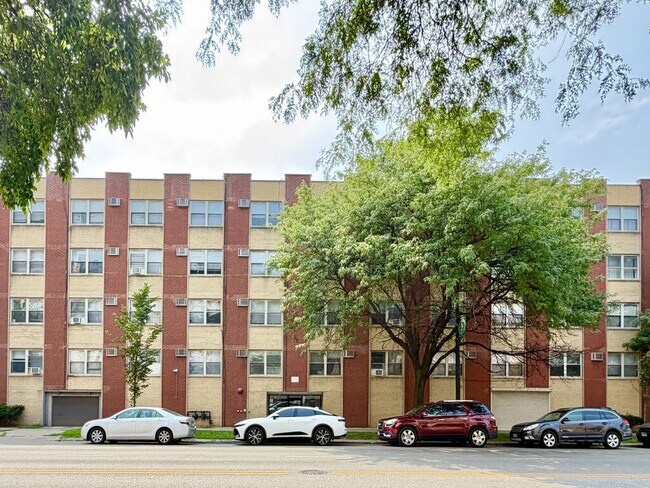Building Photo - 6830 N Sheridan Rd