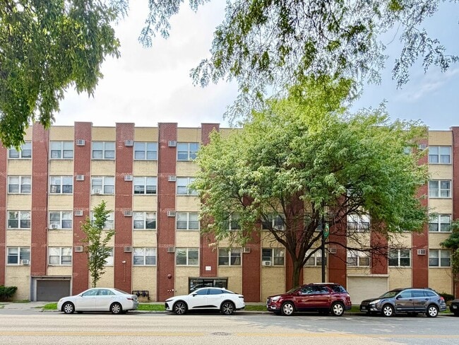 Building Photo - 6830 N Sheridan Rd