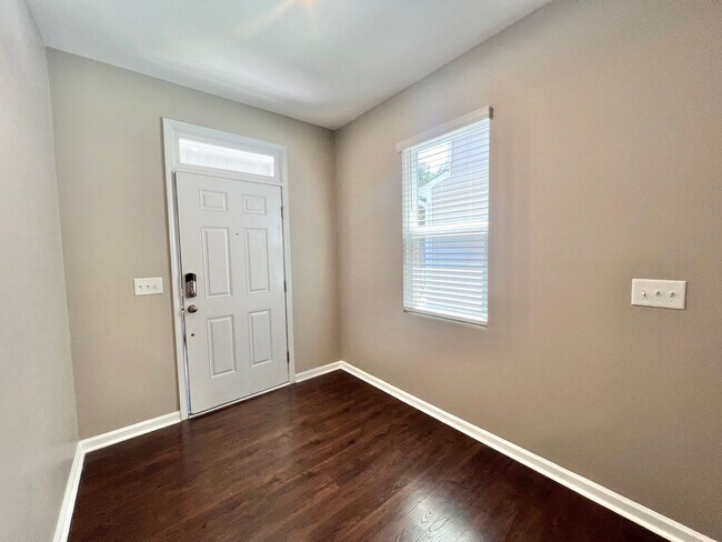 Foto del edificio - Newly Remodeled 3BD, 2.5BA Raleigh Townhom...