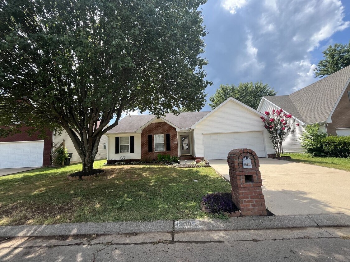 Foto principal - FRESHLY UPDATED RENTAL W/ FIREPLACE & FENC...