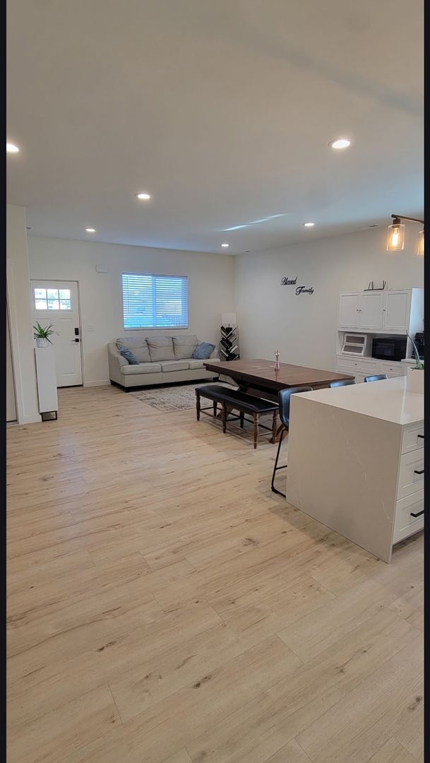 Foto del edificio - 4 Bedroom Home w/ Spacious Yard!