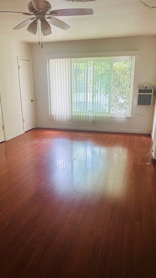 Foto del edificio - 5851 Harold Way