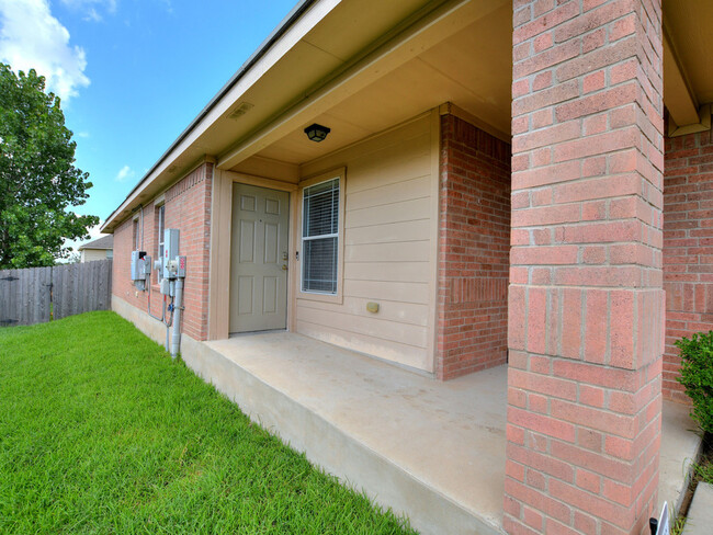 Building Photo - Cozy 1-story 3/2 corner lot