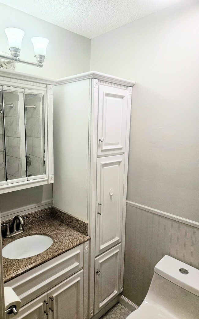 Baño principal - 8300 Plaza Gate Ln