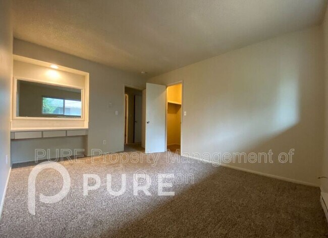 Building Photo - 2096 SE Pinelane St