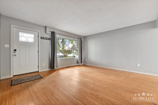 Building Photo - 3 Bed, 3 Bath House for Rent in White Rock!