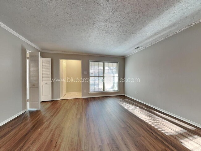 Foto del edificio - 8322 Lullwater Dr