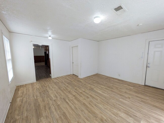 Building Photo - 1810 Roberts Ave