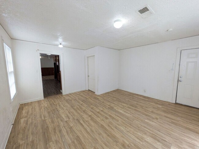 Foto del edificio - 1810 Roberts Ave