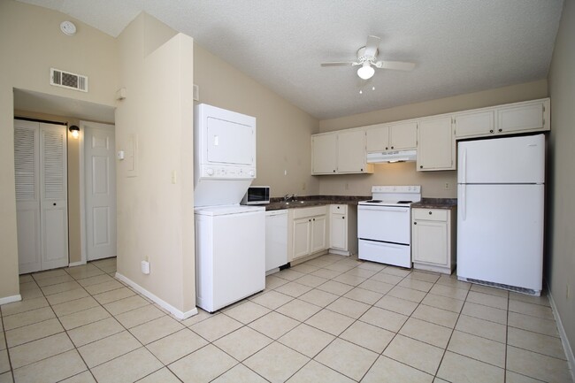 Building Photo - 2 bedroom 1 bathroom 1 story apartment loc...