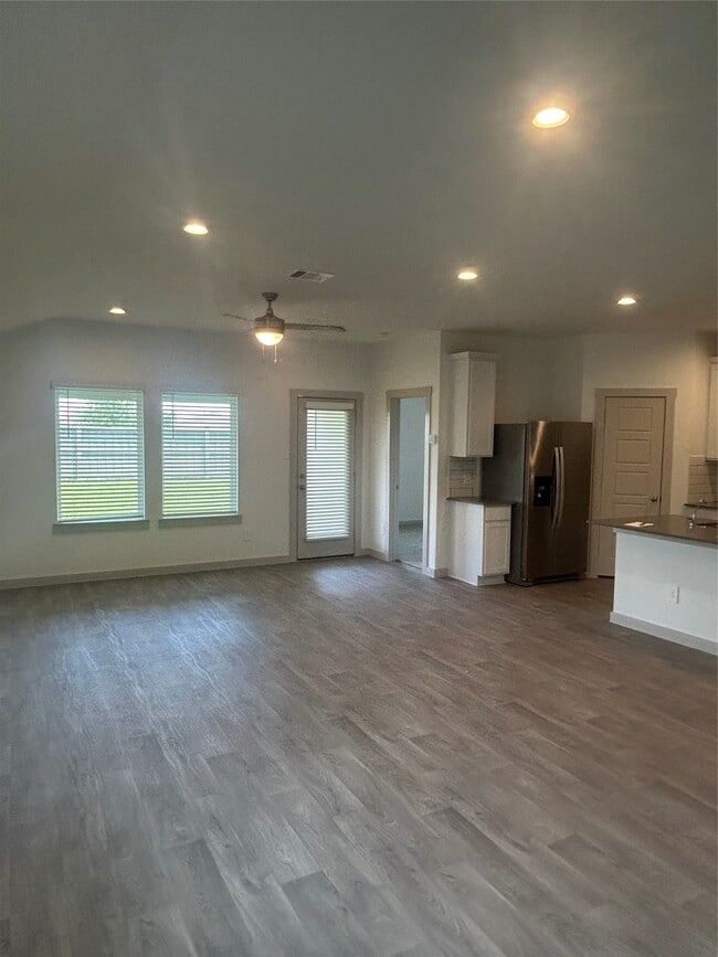 Foto del edificio - 215 Dusty Bridle Ln