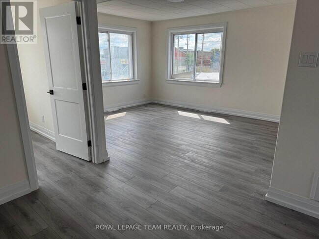 Photo du bâtiment - 874 Clyde Ave N