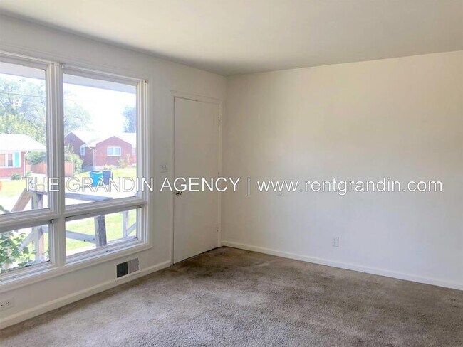 Foto del edificio - 230 Frances Dr NW