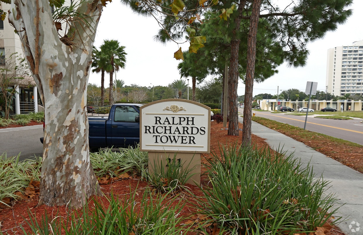 Foto del edificio - Ralph Richards Towers