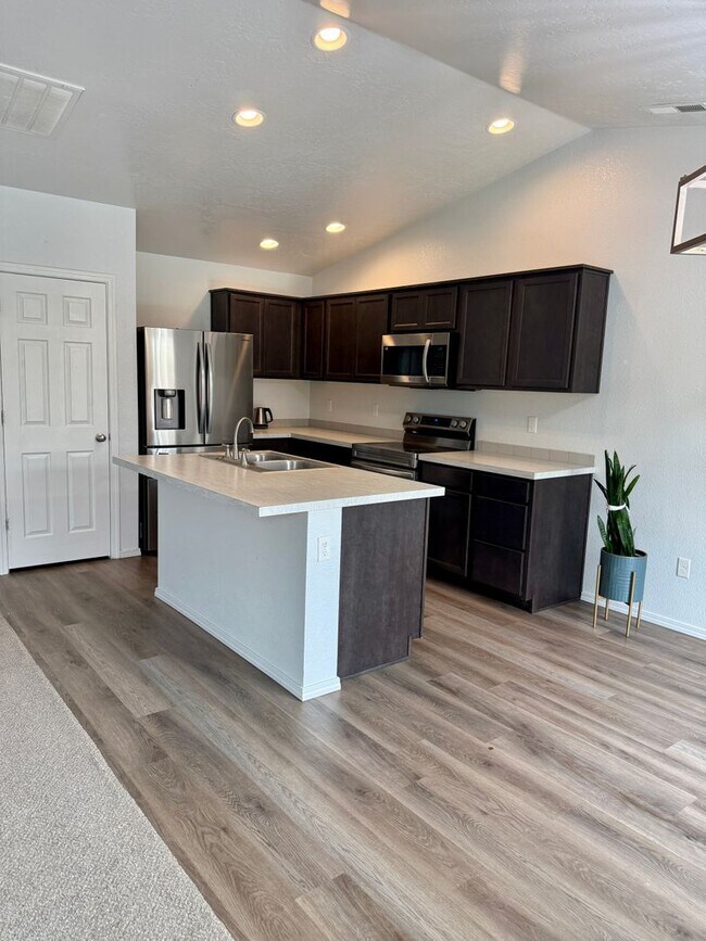 Foto del edificio - Wonderful three bedroom, 2 bath, home available now.  Pets allowed.