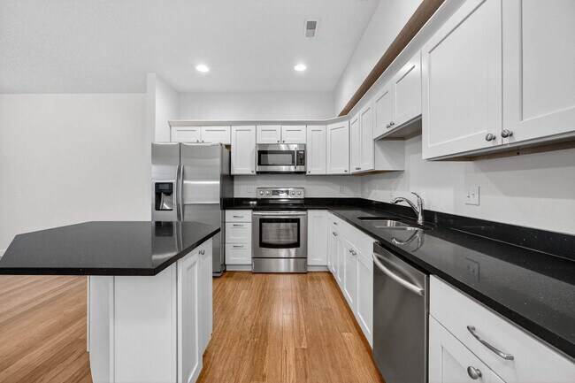 Foto del edificio - 220 E 37TH St