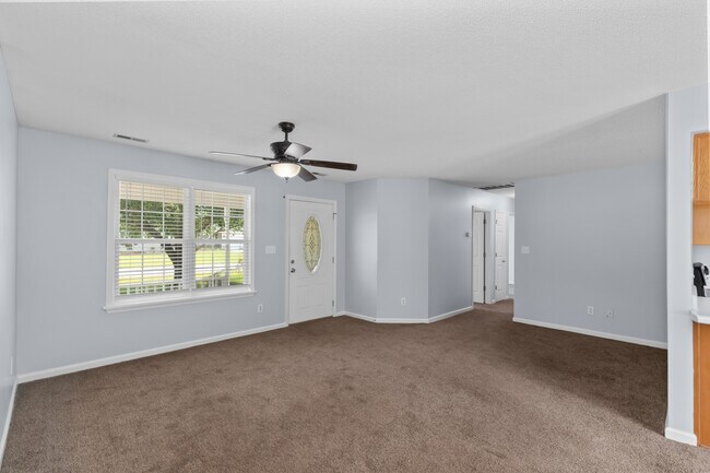 Building Photo - 209 Quarter Horse Ln