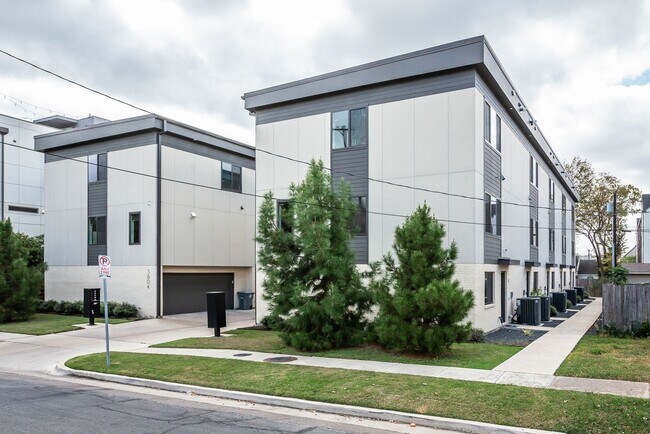 Building Photo - Modern 2 bed, 2.1 Bath townhome, walking d...