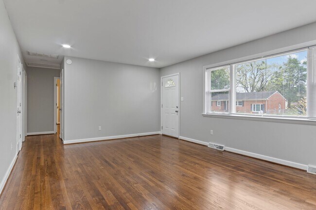 Foto del edificio - Williamsburg VA 3BR Rental – Updated Home with Granite Kitchen, Bonus Room & Fenced Backyard