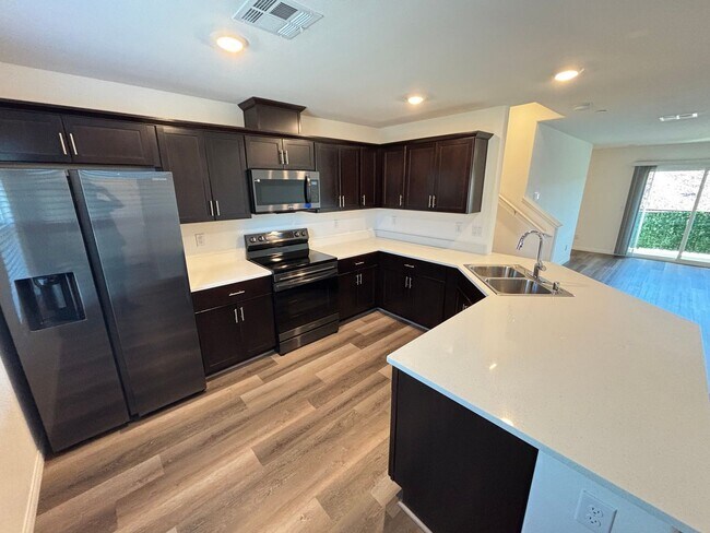 Foto del edificio - Beautiful 3Bed/3Bath Townhome located in E...