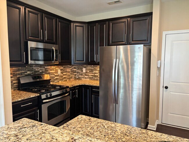 Foto del edificio - Beautiful End Unit Townhome in the McCarle...