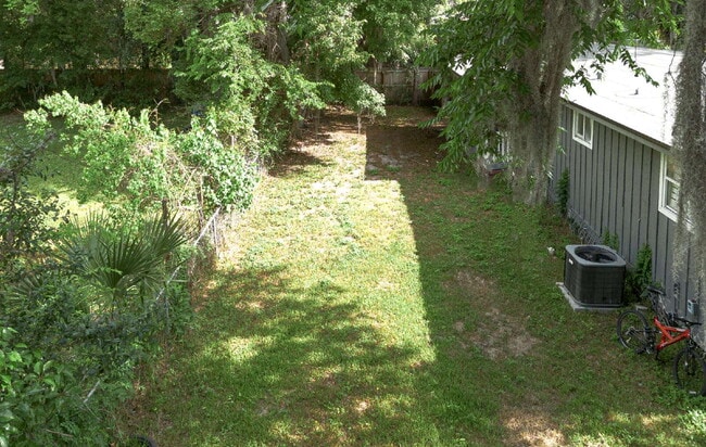 Building Photo - "Cozy 3-Bedroom Gem with a Gated Private B...