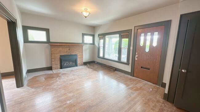 Building Photo - Classic 4 bdrm/2ba Craftsman in the Letter...