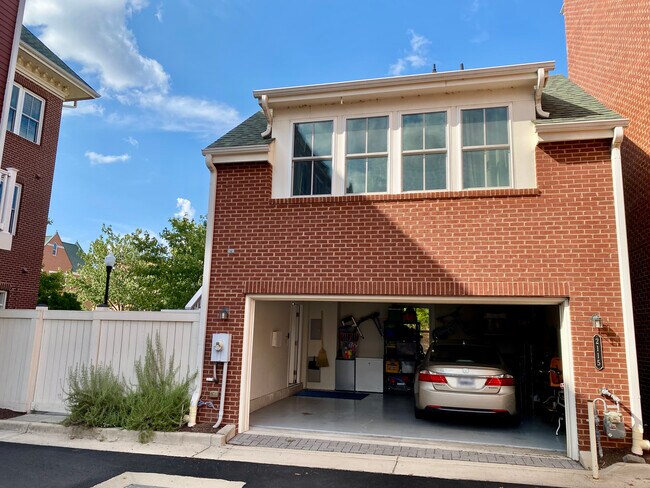 La vivienda se encuentra encima del garaje independiente e incluye una plaza de aparcamiento. - 2115 Main Line Blvd