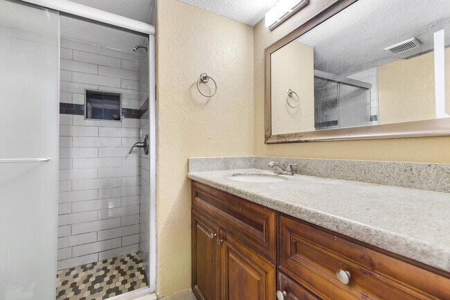 Foto del edificio - 8285 Sunrise Lakes Blvd