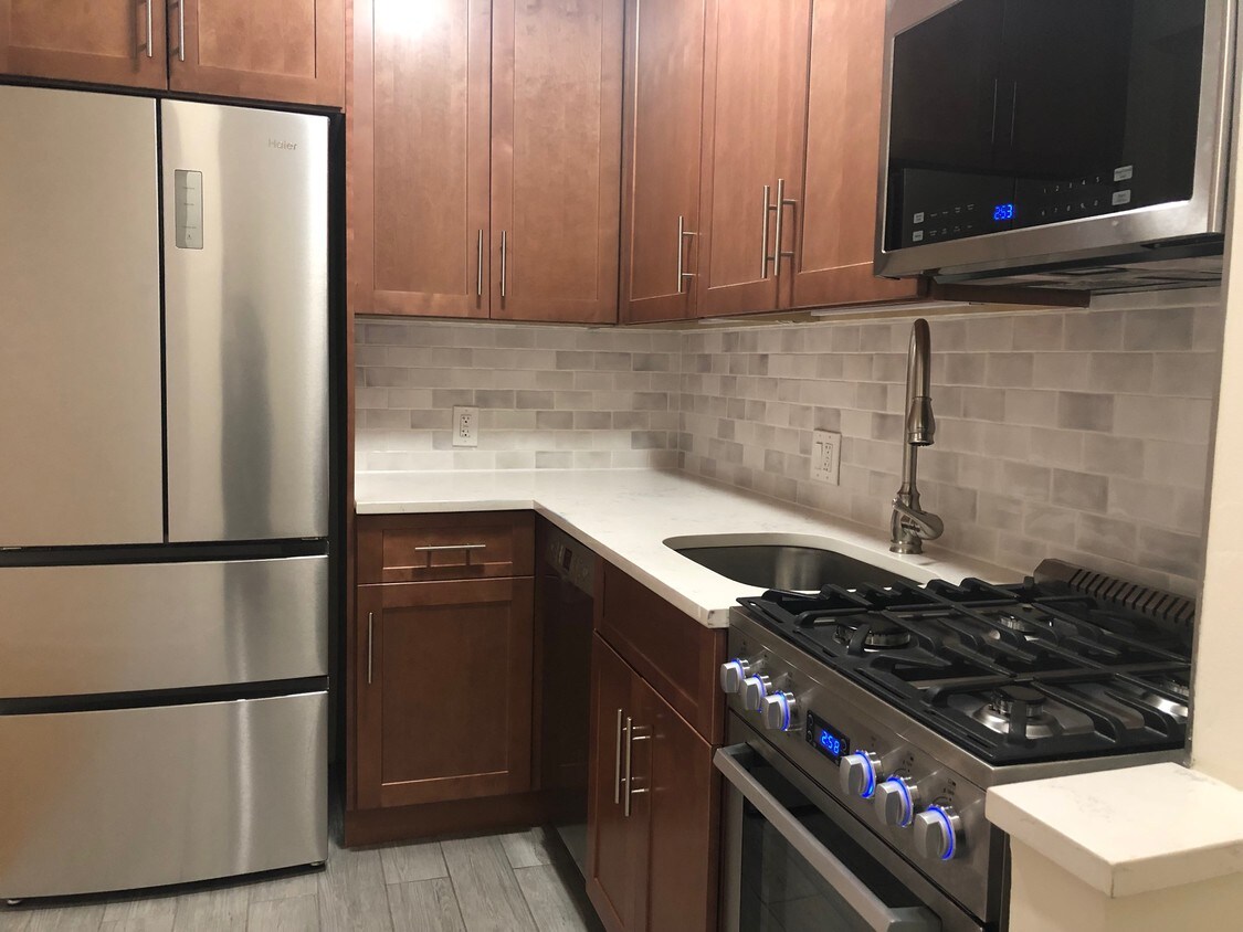 Primary Photo - 355 W 51st St