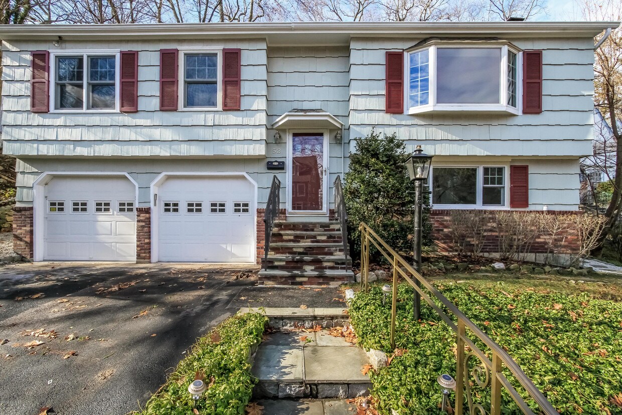 Primary Photo - 52 Valleywood Rd