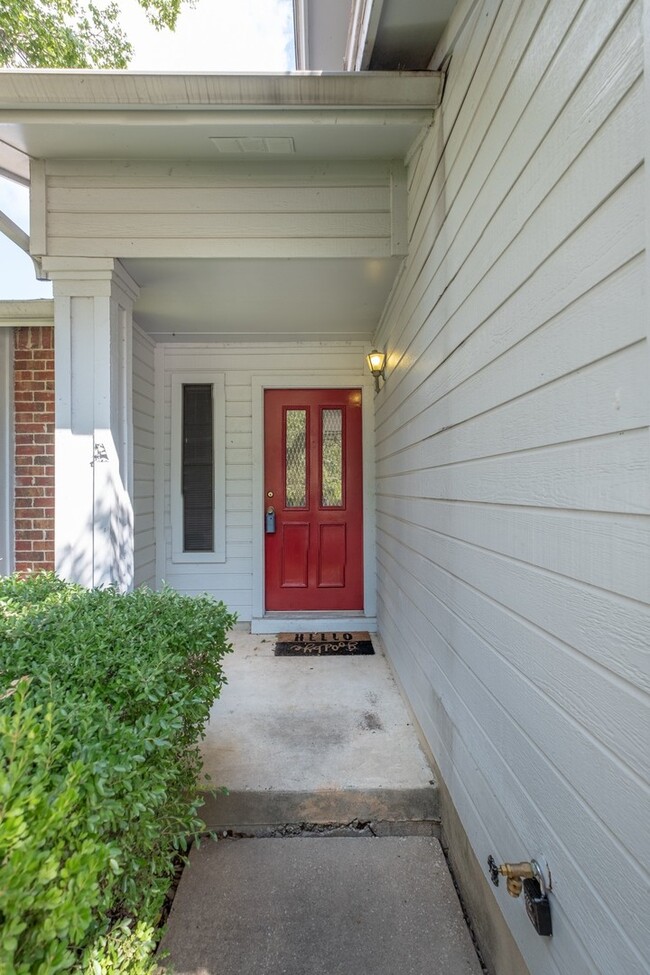 Building Photo - 3 Bedroom, 2.5 Bath, 2 Story Home in Milwood