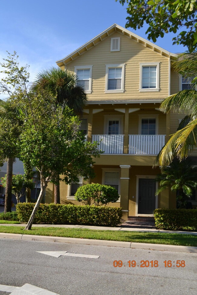 Building Photo - 107 W Pigeon Plum Dr