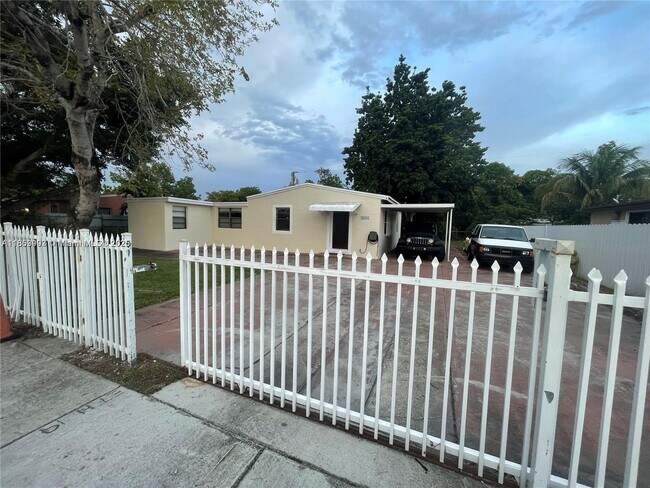 Foto del edificio - 18201 NW 4th Ave