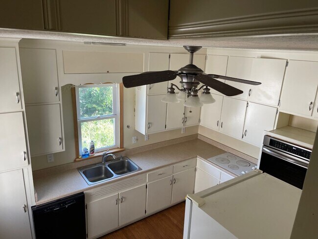 Building Photo - 4 Bedroom 2 bath House Available Now!!