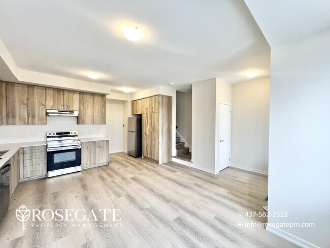 Photo du bâtiment - Spacious 3-Bedroom Freehold Townhouse with Garage, Balcony & Parking in Cambridge