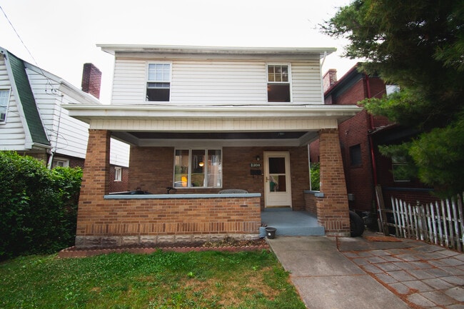 Building Photo - 1304 Bellaire Pl