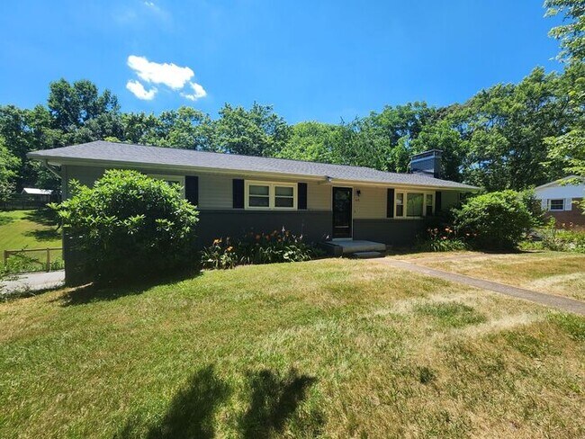 Building Photo - Asheville Rental!