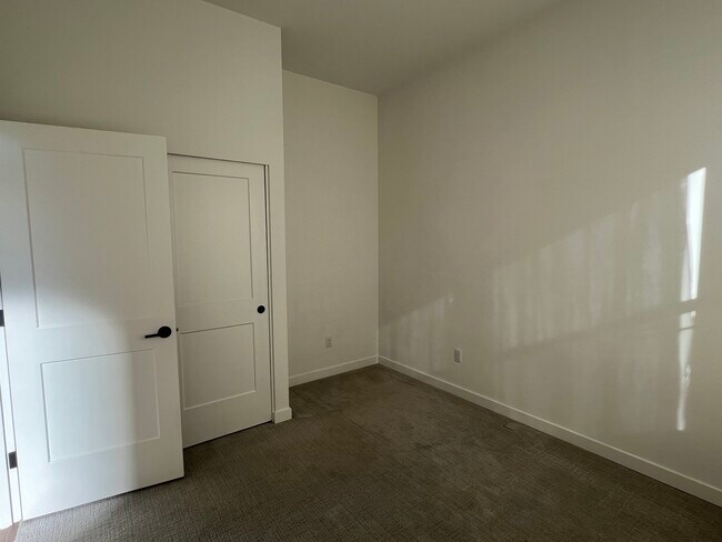 Building Photo - 16604 NE 85th St