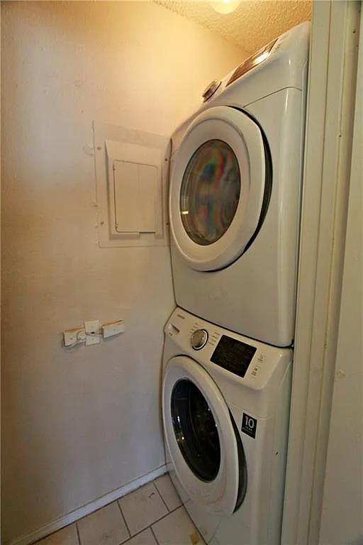 Building Photo - 2215 Post Rd