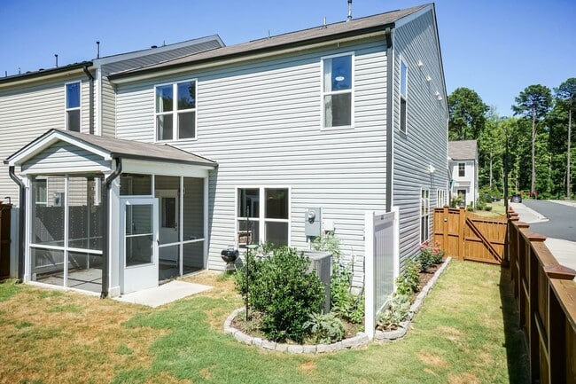 Building Photo - Gorgeous End Unit Townhome!