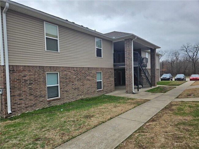 Building Photo - 611 Sadie Ln