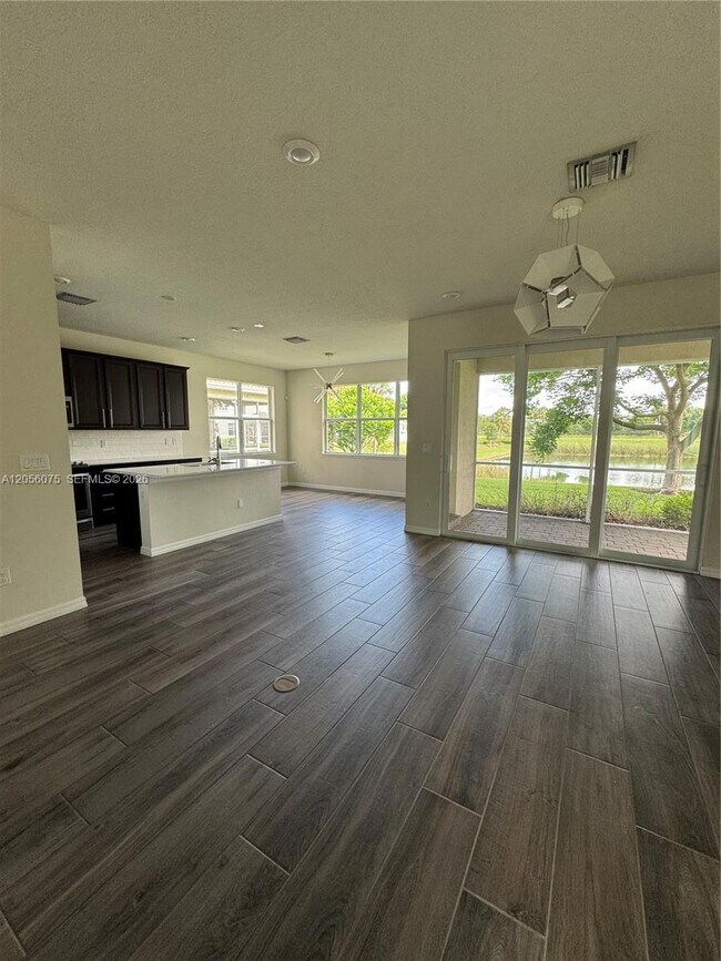 Foto del edificio - 4729 Greenway Dr