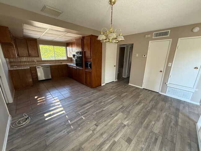 Foto del edificio - Victorville Green Tree Home- Refurbished 4 Bedrooms, 2 Bathrooms, New Paint,