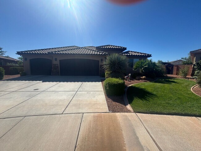 Building Photo - Lightly Furnished 4 Bed Home!